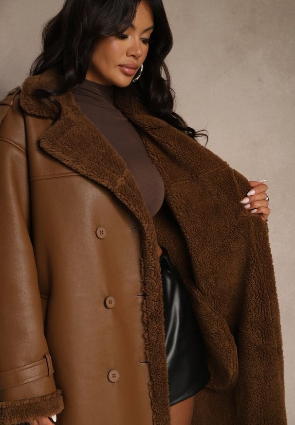Renee - Brązowy Płaszcz z Imitacji Skóry z Futerkiem o Dwurzędowym Kroju z Paskiem Zuzze. Okazja: na spacer, na co dzień. Kolor: brązowy. Materiał: futro, skóra. Długość rękawa: długi rękaw. Długość: długie. Wzór: aplikacja. Styl: elegancki, casual