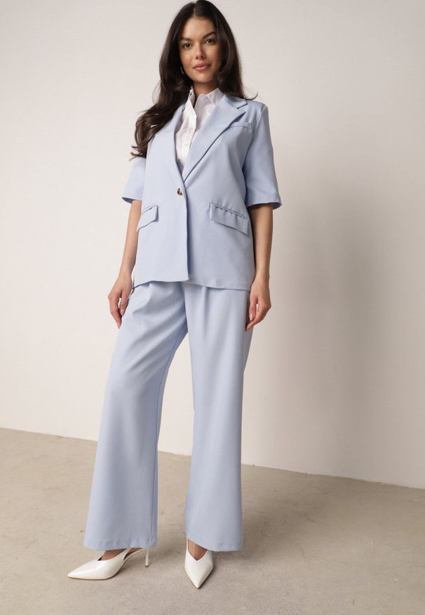 Born2be - Jasnoniebieski Garniturowy Komplet Marynarka na Krótki Rękaw i Szerokie Spodnie Amalilia. Kolor: niebieski. Materiał: szyfon