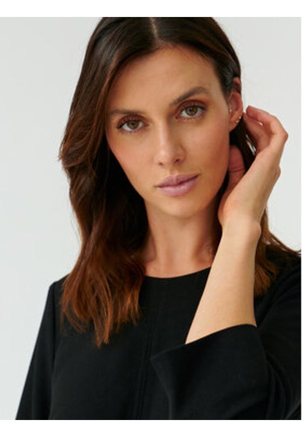 Tatuum Sukienka codzienna Skapi T2320.193 Czarny Regular Fit. Okazja: na co dzień. Kolor: czarny. Materiał: syntetyk. Typ sukienki: proste. Styl: casual