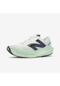 Buty do biegania męskie New Balance Fuelcell Rebel V4. Kolor: biały. Materiał: kauczuk, włókno, materiał. Szerokość cholewki: normalna