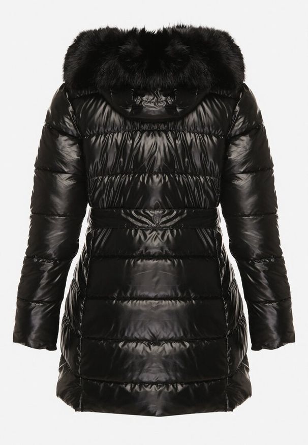 Born2be - Czarna Pikowana Kurtka z Odpinanym Kapturem i Futerkiem Wiązana Paskiem Olenessa. Kolor: czarny. Materiał: futro. Sezon: zima