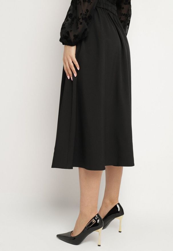 Born2be - Czarna Rozkloszowana Spódnica z Bawełny Bennara. Okazja: na co dzień. Kolor: czarny. Materiał: bawełna. Styl: elegancki, casual