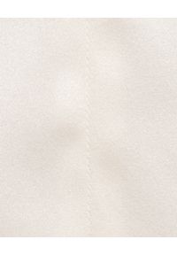 SOLUZIONE - Jedwabna bluzka z połyskiem. Okazja: na co dzień. Typ kołnierza: dekolt w serek. Kolor: biały. Materiał: jedwab. Długość: długie. Wzór: aplikacja. Styl: casual, wizytowy #3
