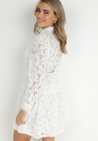 Born2be - Biała Koszulowa Sukienka z Koronką Jolley. Kolor: biały. Materiał: koronka. Długość rękawa: długi rękaw. Wzór: koronka. Typ sukienki: koszulowe. Długość: mini #5