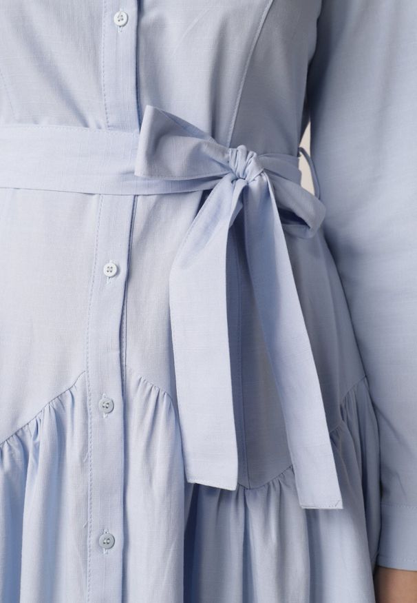 Born2be - Niebieska Koszulowa Sukienka z Bawełną i Wiskozą Ozdobiona Paskiem Viviedah. Okazja: na co dzień. Kolor: niebieski. Materiał: wiskoza, bawełna. Wzór: aplikacja. Typ sukienki: koszulowe. Styl: casual