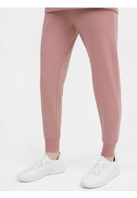 4f - Spodnie dresowe joggery damskie. Kolor: różowy. Materiał: dresówka