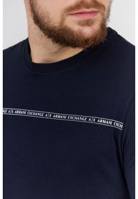 Armani Exchange - ARMANI EXCHANGE Granatowy t-shirt męski z paskiem z logo. Kolor: niebieski. Materiał: prążkowany #4