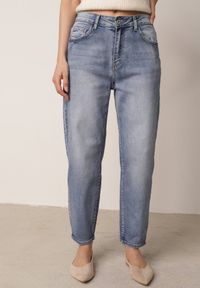 Born2be - Niebieskie Bawełniane Jeansy Mom Fit o Klasycznym Kroju z Wysokim Stanem Esersia. Okazja: do pracy, na co dzień. Stan: podwyższony. Kolor: niebieski. Długość: długie. Styl: klasyczny #8