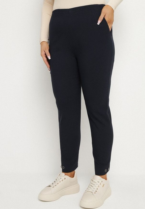 Born2be - Granatowe Spodnie z Wiskozą z Gumką w Talii i Aplikacjami przy Nogawkach Stellorie. Okazja: na co dzień. Kolekcja: plus size. Kolor: niebieski. Materiał: wiskoza. Wzór: aplikacja. Styl: elegancki, casual