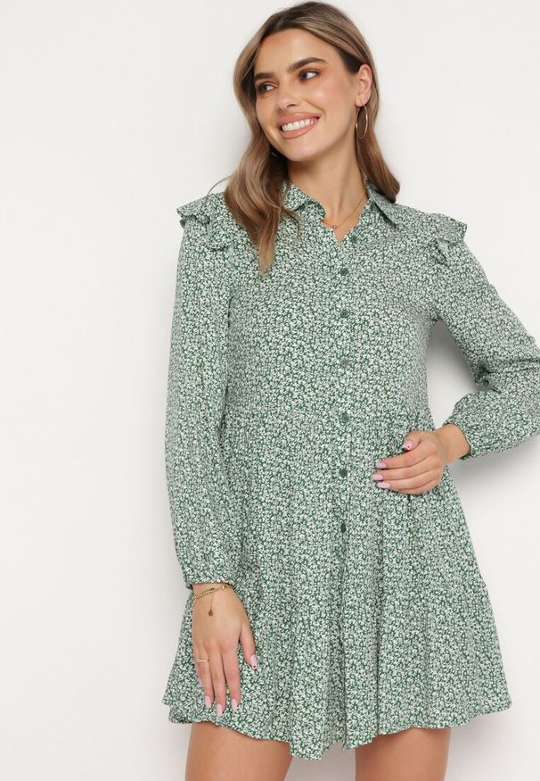 Born2be - Zielona Rozkloszowana Sukienka Mini w Kwiaty z Falbankami na Ramionach Lorean. Okazja: na spacer, na imprezę. Typ kołnierza: kołnierz z falbankami. Kolor: zielony. Materiał: materiał. Wzór: kwiaty. Sezon: lato. Styl: elegancki. Długość: mini