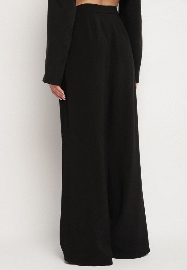 Born2be - Czarne Spodnie z Modalu o Szerokim Kroju z Niskim Stanem Reavela. Okazja: na co dzień. Stan: obniżony. Kolor: czarny. Styl: klasyczny, casual, elegancki