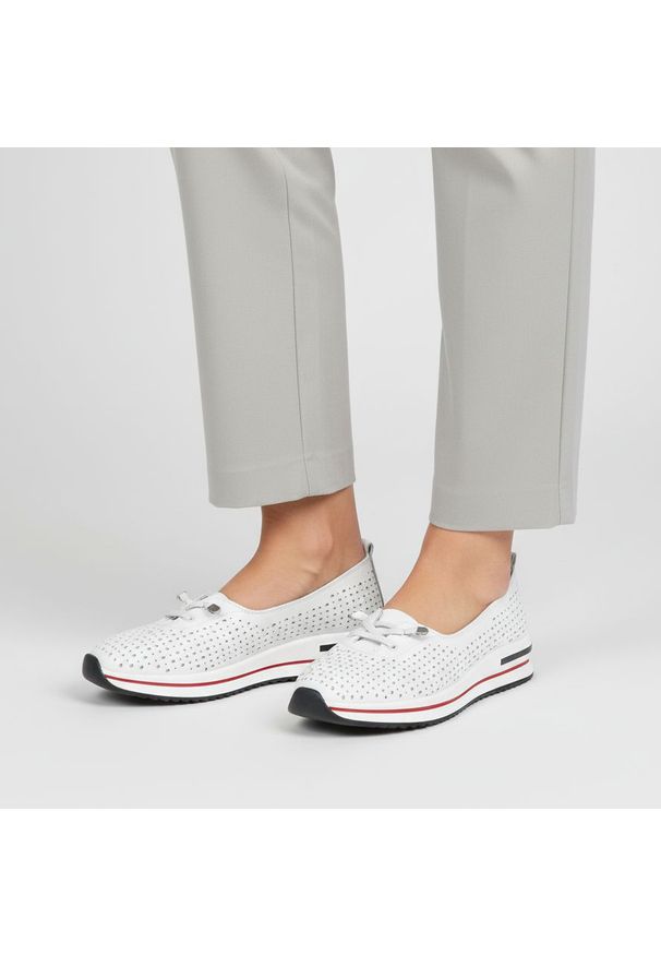 Półbuty damskie S.Barski, cholewka ze skóry naturalnej gładkiej z perforacją wsuwany fason dekoracyjna kokardka zaokrąglony nosek kontrastowe wstawki. Kolor: biały. Materiał: skóra. Szerokość cholewki: normalna. Wzór: gładki