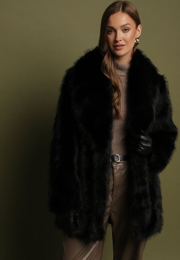 Born2be - Czarna Kurtka Futerko o Prostym Kroju z Cienkim Wiązanym Paskiem Casatte. Okazja: do pracy, na spotkanie biznesowe. Typ kołnierza: golf. Kolor: czarny. Materiał: futro. Wzór: aplikacja. Styl: biznesowy