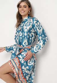 Born2be - Niebieska Sukienka Satynowa o Pudełkowym Fasonie Wiązana w Talii w Ornamentalny Wzór Narosa. Okazja: na co dzień, na imprezę. Kolor: niebieski. Materiał: satyna. Długość rękawa: długi rękaw. Styl: casual, elegancki #6