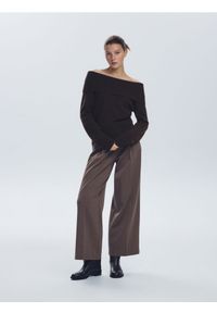 Reserved - Sweter z wykładanym golfem - brązowy. Typ kołnierza: golf. Kolor: brązowy. Materiał: dzianina, wełna