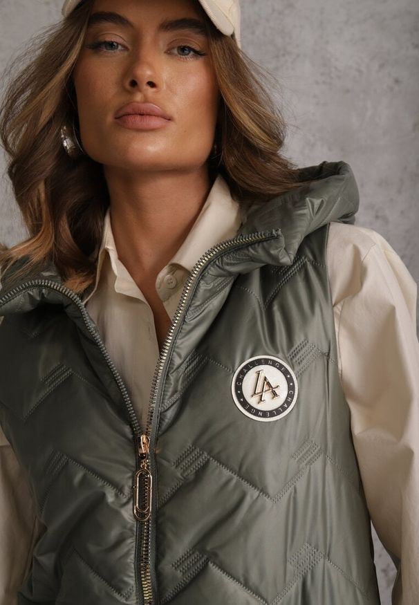 Renee - Zielona Długa Pikowana Kamizelka z Kapturem i Ozdobną Naszywką Mentape. Typ kołnierza: kaptur. Kolor: zielony. Długość: długie. Wzór: aplikacja. Styl: sportowy