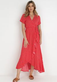Born2be - Czerwona Sukienka Echosia. Kolor: czerwony. Materiał: materiał. Długość rękawa: krótki rękaw. Wzór: kropki. Typ sukienki: kopertowe. Długość: maxi #6