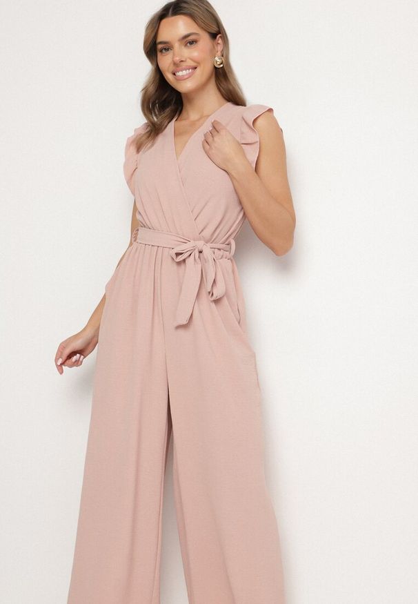Born2be - Jasnoróżowy Taliowany Kombinezon Koktajlowy z Paskiem w Talii i Falbanami przy Ramionach Vimarine. Okazja: na imprezę. Kolor: różowy. Materiał: jeans. Styl: wizytowy
