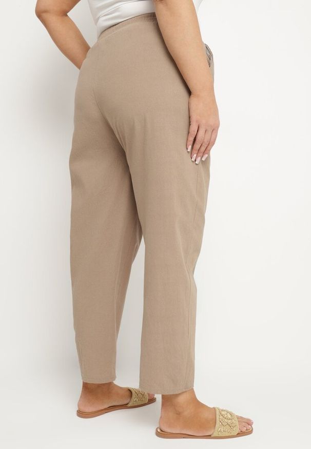Born2be - Ciemnobeżowe Klasyczne Spodnie Bawełniane z Gumką w Pasie Olozi. Okazja: na co dzień. Kolekcja: plus size. Kolor: beżowy. Materiał: bawełna. Styl: klasyczny