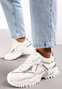 Renee - Białe Sznurowane Sneakersy z Ozdobnym Paskiem i Metalicznymi Wstawkami Asterella. Okazja: na co dzień. Zapięcie: pasek. Kolor: biały. Materiał: materiał #4