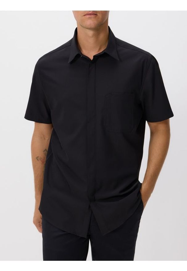 Reserved - Koszula regular z krótkim rękawem - czarny. Kolor: czarny. Materiał: tkanina. Długość rękawa: krótki rękaw. Długość: krótkie