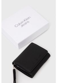 Calvin Klein Jeans Portfel damski kolor czarny. Kolor: czarny. Materiał: materiał. Wzór: gładki