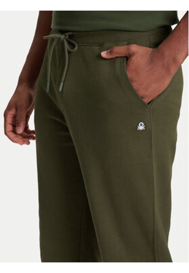 United Colors of Benetton - United Colors Of Benetton Spodnie dresowe 342ZUF01B Zielony Regular Fit. Kolor: zielony. Materiał: bawełna