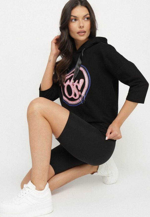 Born2be - Czarna Bluza z Kapturem i Rękawami 3/4 Zdobiona Nadrukiem Saniriora. Typ kołnierza: kaptur. Kolor: czarny. Materiał: jeans. Wzór: aplikacja, nadruk. Styl: klasyczny, elegancki