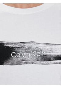 Calvin Klein T-Shirt Brush Logo K10K113113 Biały Regular Fit. Kolor: biały. Materiał: bawełna #3
