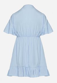 Born2be - Jasnoniebieska Nietoperzowa Sukienka z Wiskozą o Rozkloszowanym Kroju z Falbanką Tullimi. Okazja: na co dzień. Typ kołnierza: dekolt w kształcie V. Kolor: niebieski. Materiał: wiskoza. Styl: casual, elegancki #2