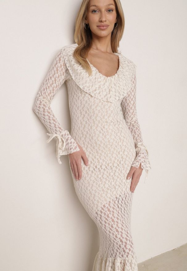 Born2be - Beżowa Koktajlowa Sukienka Koronkowa z Dekoltem V i Falbanami Frevina. Okazja: na komunię, na wesele, na ślub cywilny. Typ kołnierza: dekolt w kształcie V. Kolor: beżowy. Materiał: koronka. Wzór: koronka. Styl: wizytowy