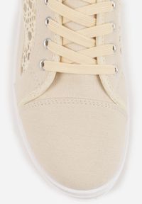 Renee - Beżowe Tenisówki z Ażurowymi Wstawkami Po Bokach Salessa. Okazja: na co dzień. Zapięcie: sznurówki. Kolor: beżowy. Materiał: jeans. Wzór: ażurowy. Styl: sportowy, casual #4