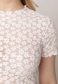 Born2be - Biała Koronkowa Bluzka o Dopasowanym Kroju z Krótkim Rękawem Noessa. Okazja: na co dzień. Kolor: biały. Materiał: koronka. Długość rękawa: krótki rękaw. Długość: krótkie. Wzór: koronka. Sezon: lato. Styl: casual #6