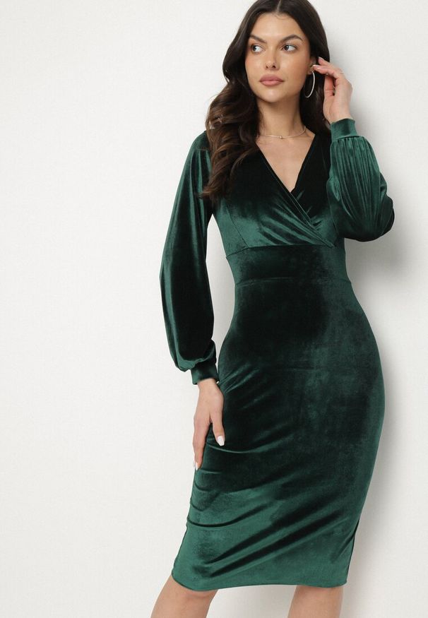 Born2be - Zielona Dopasowana Sukienka Welurowa z Kopertowym Dekoltem Wilara. Kolor: zielony. Materiał: welur. Długość rękawa: długi rękaw. Typ sukienki: kopertowe. Styl: klasyczny