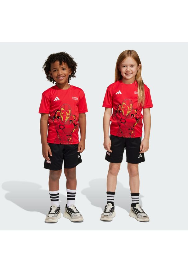 Zestaw Adidas Marvel Iron-Man T-Shirt. Okazja: na uczelnię. Kolor: czerwony, biały, wielokolorowy. Materiał: dresówka. Wzór: motyw z bajki