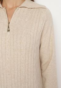 Born2be - Jasnobeżowa Sukienka z Bawełną i Wełną z Kołnierzykiem na Suwak Tereithra. Okazja: na co dzień, na spotkanie biznesowe. Kolor: beżowy. Materiał: wełna, bawełna. Typ sukienki: proste. Styl: wizytowy, casual, elegancki, biznesowy #6