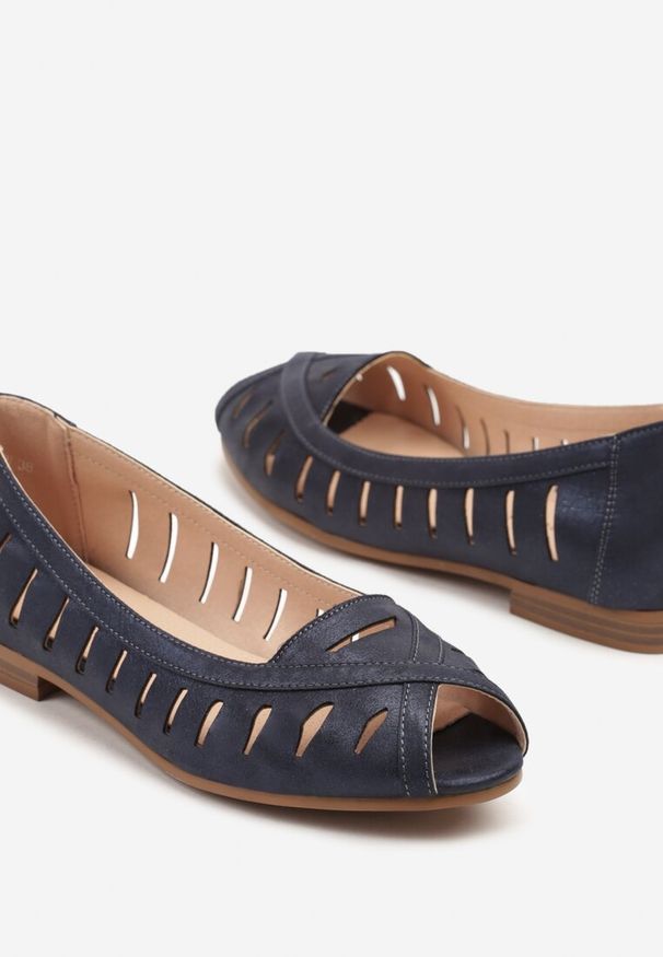 Born2be - Granatowe Balerinki Peep Toe z Ażurowymi Wycięciami i Skórzaną Wkładką Nafiarda. Nosek buta: otwarty. Kolor: niebieski. Materiał: skóra. Wzór: ażurowy. Sezon: lato. Obcas: na obcasie. Wysokość obcasa: niski