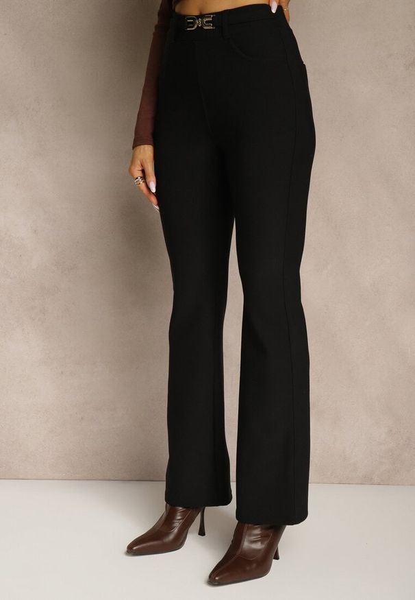 Renee - Czarne Spodnie Dzwony High Waist w Eleganckim Stylu ze Sprzączką Tevanda. Stan: podwyższony. Kolor: czarny. Materiał: koronka. Długość: krótkie. Styl: elegancki