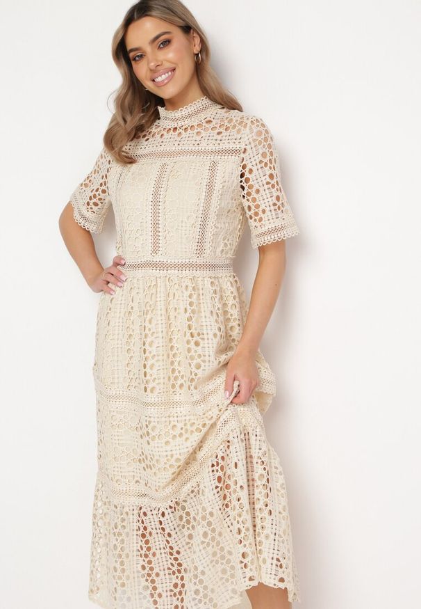 Born2be - Beżowa Maxi Sukienka Rozkloszowana w Ażurowy Wzór z Falbanką Raviletta. Okazja: na spacer, na plażę. Kolor: beżowy. Wzór: ażurowy. Sezon: lato. Styl: boho. Długość: maxi