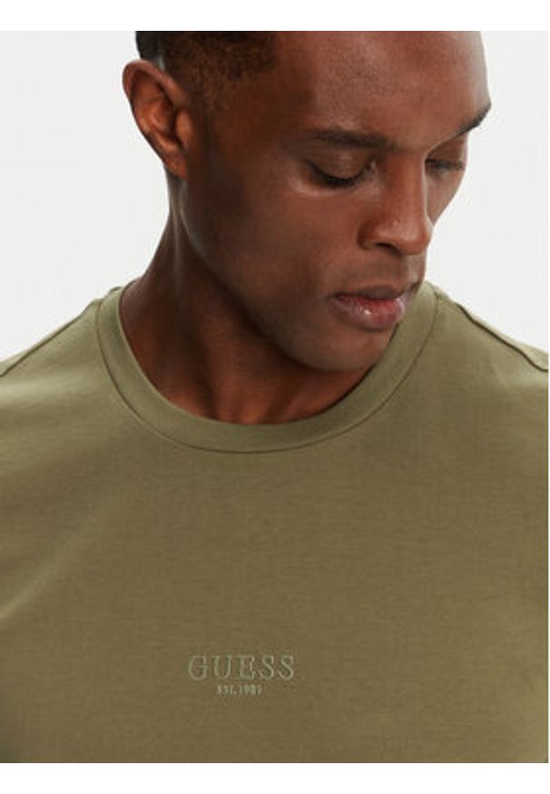 Guess T-Shirt M2YI72 I3Z14 Zielony Regular Fit. Kolor: brązowy. Materiał: bawełna