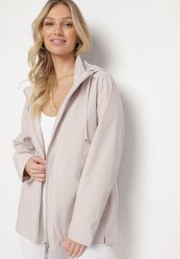 Born2be - Jasnobeżowa Kurtka Typu Wiatrówka z Odpinanym Kapturem Ndivoria. Okazja: na co dzień, na spacer. Kolor: beżowy. Materiał: jeans. Styl: casual, sportowy #7