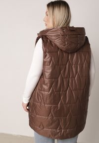 Born2be - Brązowa Kamizelka z Nieodpinanym Kapturem i Geometrycznym Pikowaniem Kalousa. Okazja: na co dzień. Kolor: brązowy. Materiał: jeans, dresówka. Długość rękawa: długi rękaw. Wzór: geometria. Styl: klasyczny, casual #2