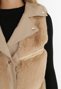 Born2be - Beżowa Kamizelka Futrzana Antedes. Kolor: beżowy. Materiał: futro. Długość rękawa: długi rękaw. Długość: długie. Wzór: aplikacja #7