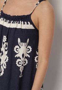 Born2be - Granatowa Sukienka o Rozkloszowanym Kroju na Ramiączkach w Etniczny Wzór Revoniae. Okazja: na co dzień. Typ kołnierza: dekolt w kształcie V. Kolor: niebieski. Długość rękawa: na ramiączkach. Styl: casual, elegancki #5