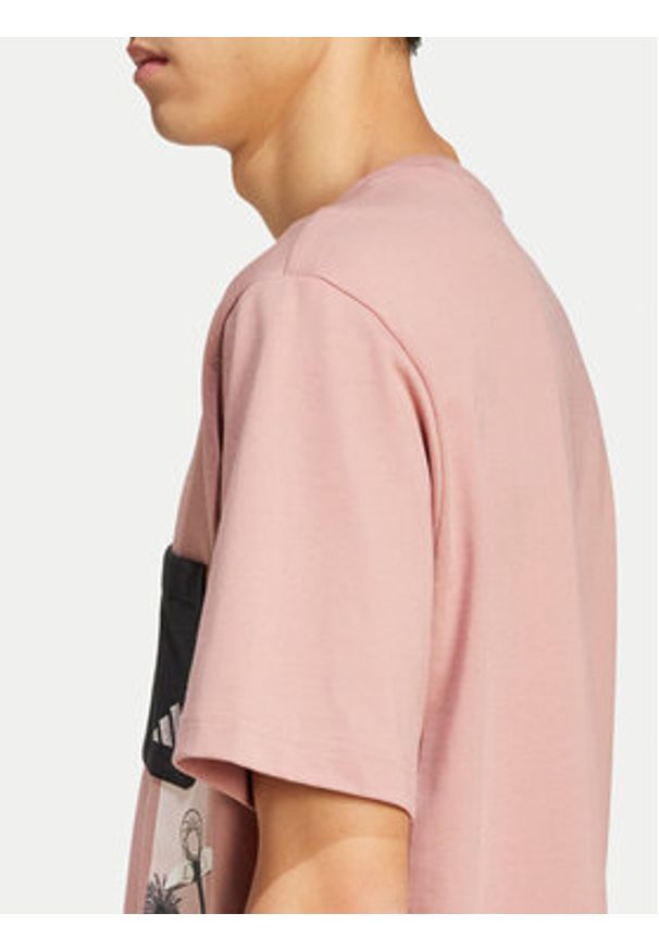 Adidas - adidas T-Shirt Lens Elevated Pocket Graphic JJ3927 Różowy Loose Fit. Kolor: różowy. Materiał: bawełna