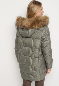 Born2be - Zielona Kurtka z Pikowanymi Przeszyciami i Kapturem z Futrem Azinga. Okazja: na spacer. Typ kołnierza: golf. Kolekcja: plus size. Kolor: zielony. Materiał: futro. Styl: elegancki