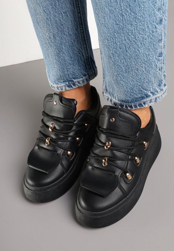 Renee - Czarne Sneakersy na Platformie Ozdobione Wstawką i Rzemykami na Języku Barilsa. Okazja: na co dzień, na spacer. Kolor: czarny. Materiał: jeans. Wzór: aplikacja. Obcas: na platformie. Wysokość obcasa: średni. Sport: turystyka piesza