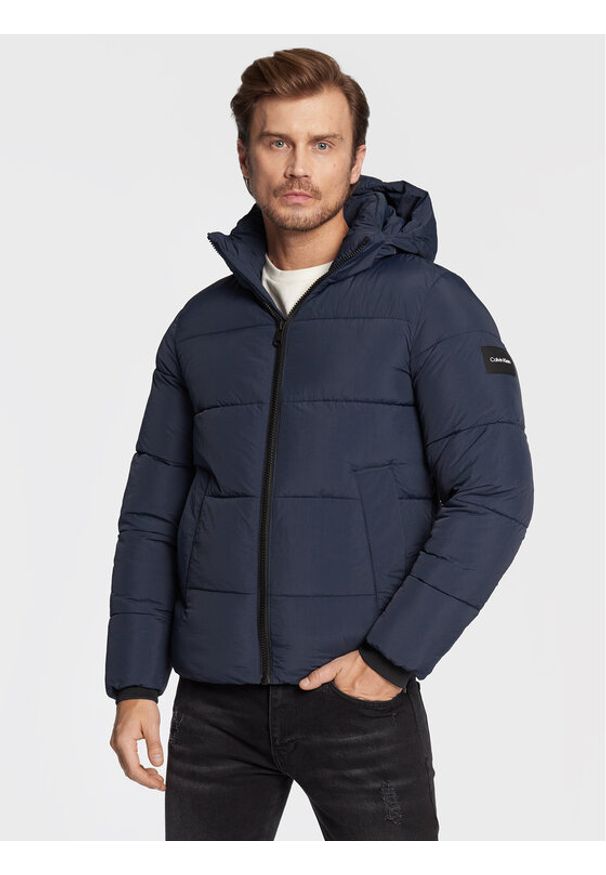 Kurtka puchowa Calvin Klein. Kolor: niebieski. Materiał: syntetyk, puch