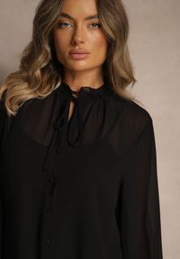 Renee - Czarna Siateczkowa Koszula VICES Zdobiona Falbankami i Wiązaniem Zevoria. Okazja: na co dzień. Typ kołnierza: kołnierz z falbankami. Kolor: czarny. Materiał: jeans. Długość rękawa: długi rękaw. Długość: długie. Wzór: aplikacja. Styl: klasyczny, casual #5