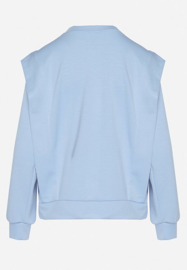 Born2be - Jasnoniebieska Bluza z Wiskozą z Podkreśloną Linią Ramion Alithra. Okazja: na co dzień. Kolor: niebieski. Materiał: wiskoza. Wzór: aplikacja. Styl: klasyczny, elegancki, casual